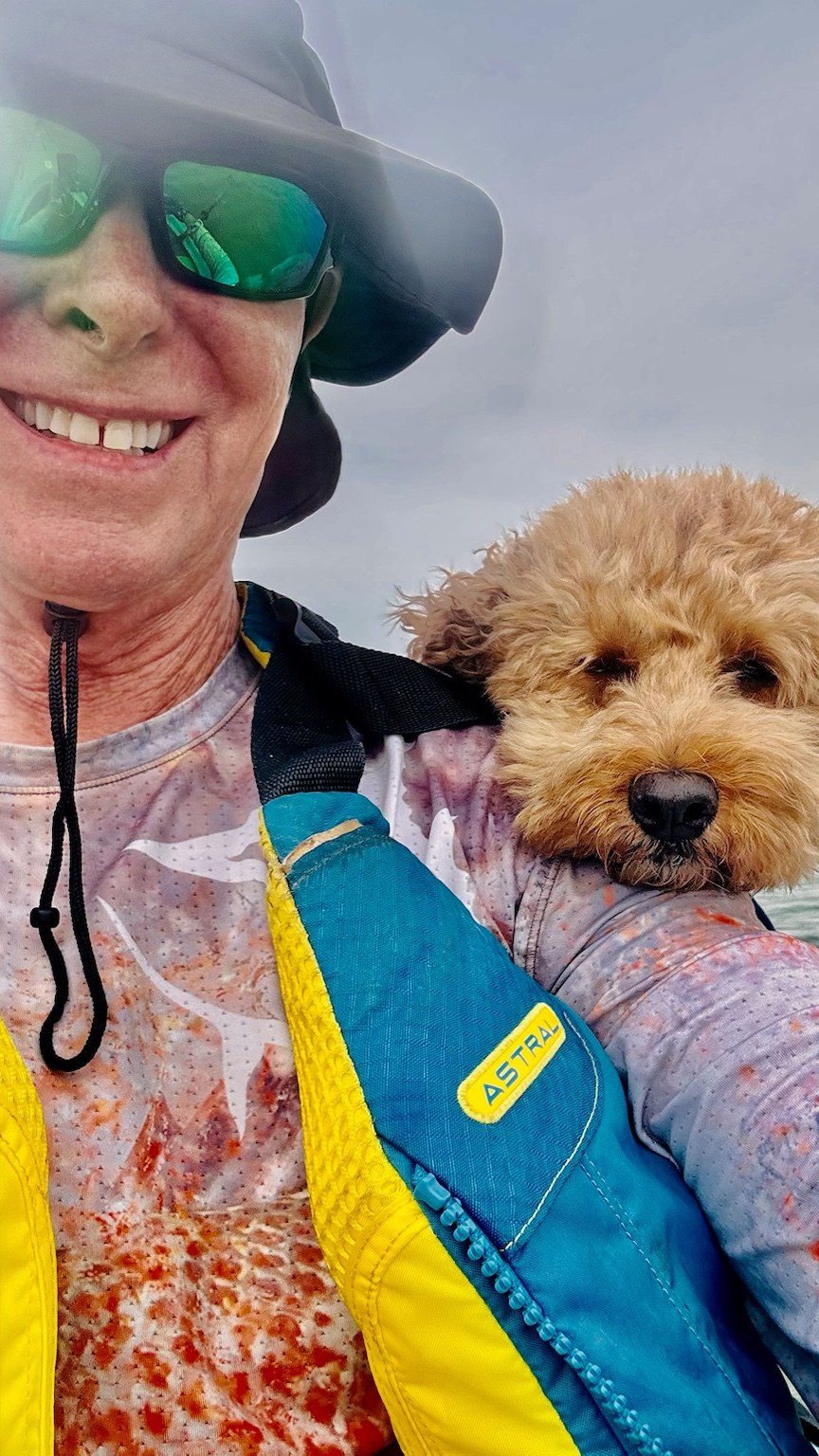 Shoulder-peek paddling mode: Buddyboy rides shotgun and checks Tim’s navigation.
