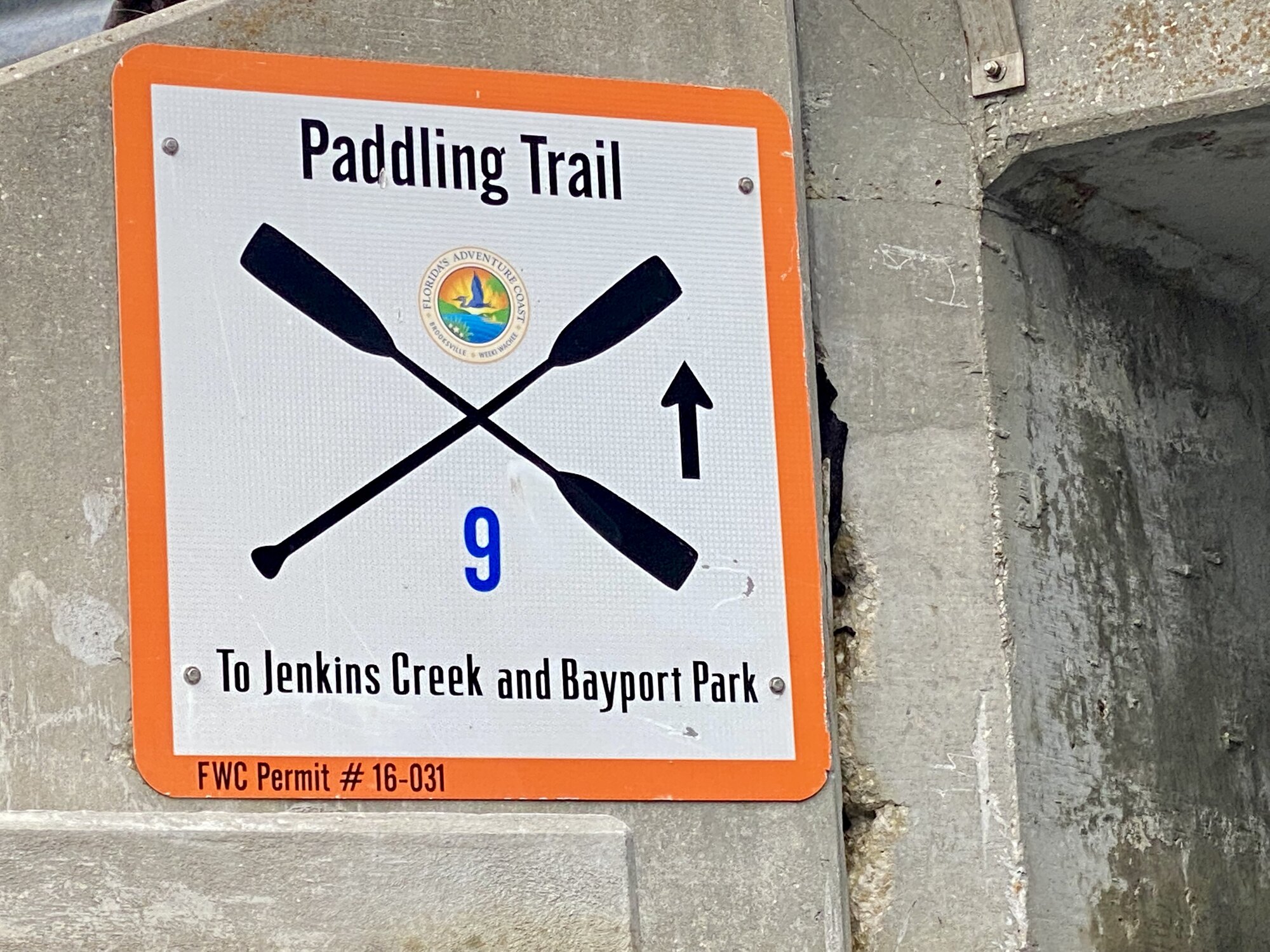 Paddling Trail marker 9 pointing toward Jenkins Creek and Bayport Park