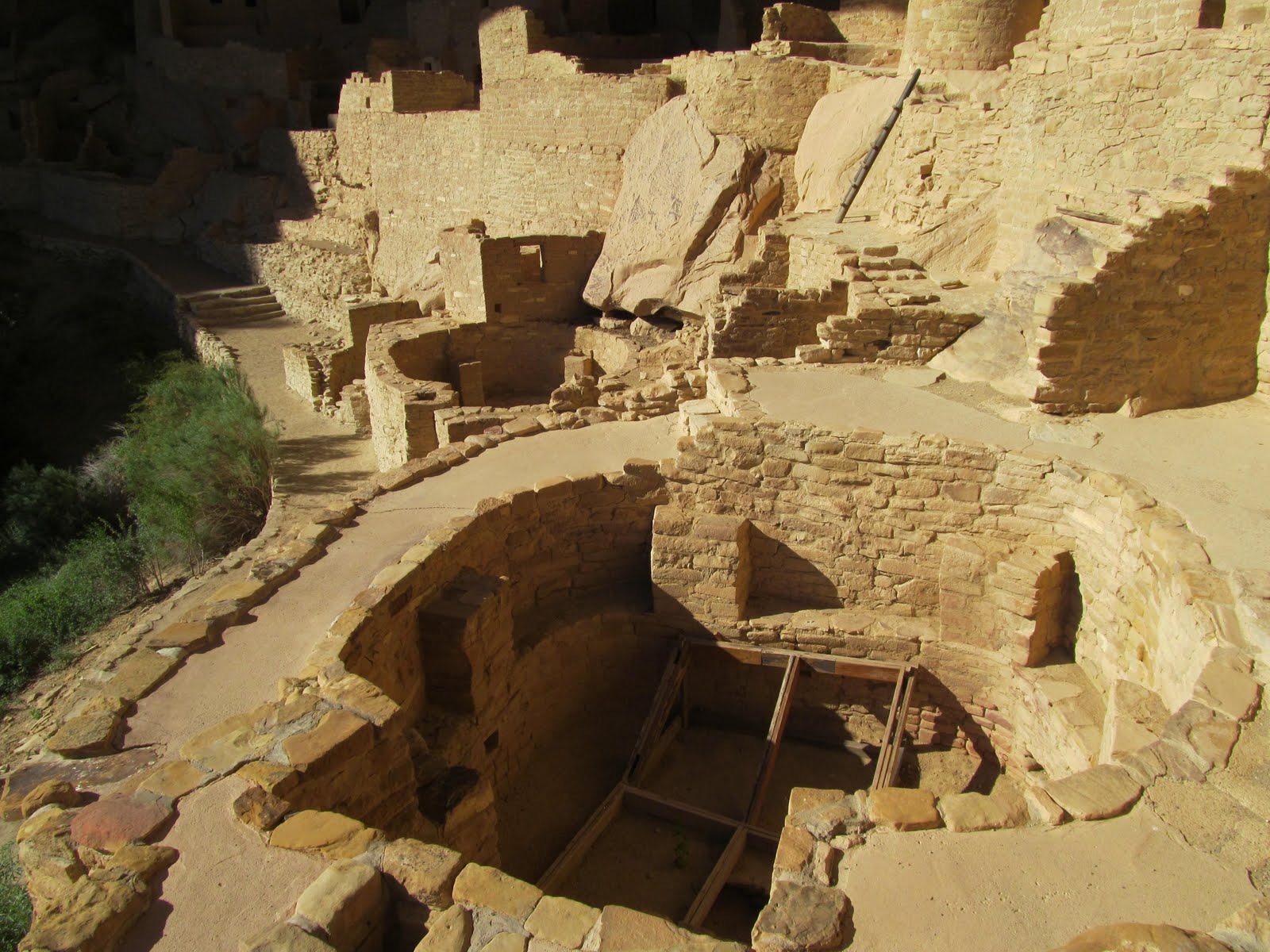 A view down into a circular kiva and the surrounding rooms.